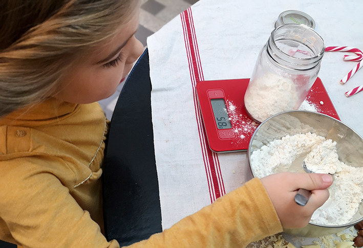 DIY Cadeau de Noël pour la maîtresse sous la forme d'un joli bocal à cookies à faire avec les enfants, par "je ne suis pas une Poule"