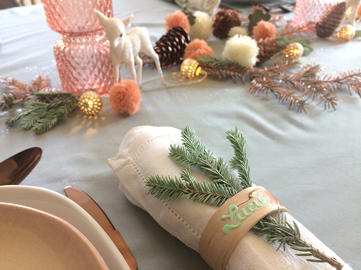 Une jolie déco de table de Noël rose et cuivré, toute douce et un peu bohème facile à faire et pour presque rien par "Je ne suis pas une Poule"