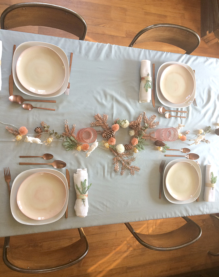 Une jolie déco de table de Noël rose et cuivré, toute douce et un peu bohème facile à faire et pour presque rien par "Je ne suis pas une Poule"