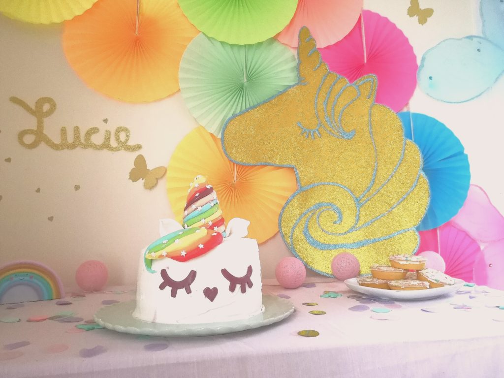 magnifique anniversaire licorne arc-en-ciel et papillons avec DIY et printable des activités assorties par "Je ne suis pas une poule"