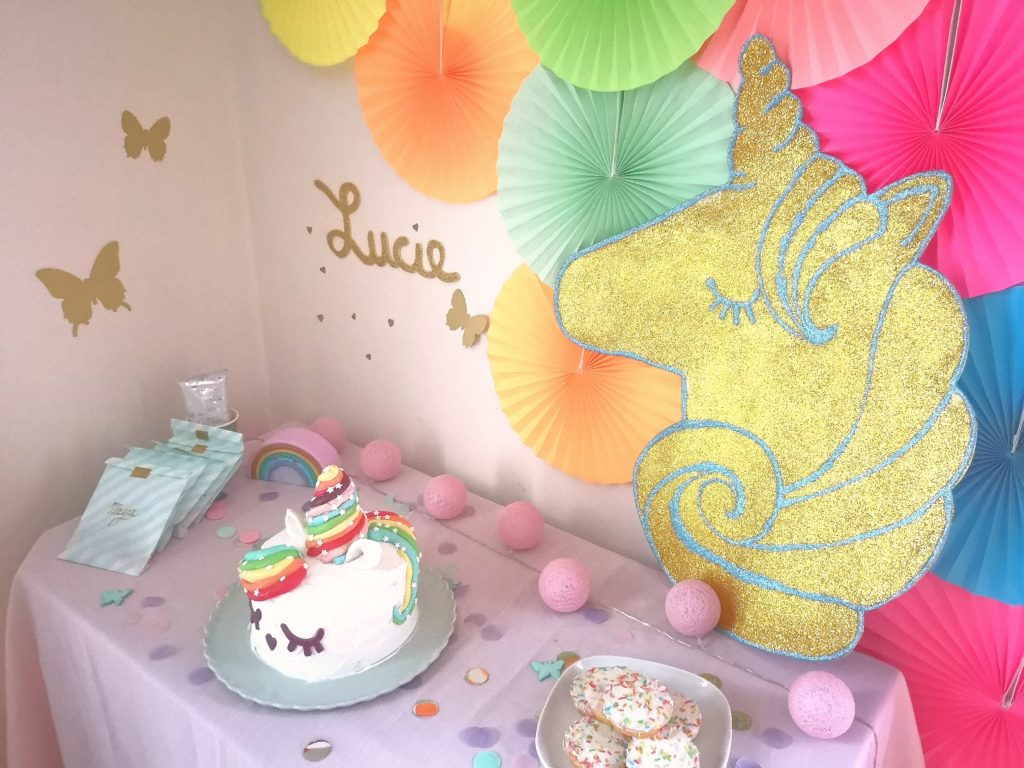magnifique anniversaire licorne arc-en-ciel et papillons avec DIY et printable des activités assorties par "Je ne suis pas une poule"